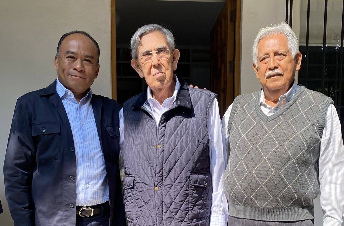Jeovel Guinto entrega “Los Sentimientos del Sur” a Cuauhtémoc Cárdenas y Eloy Cisneros: una apuesta por la lucha social en Guerrero